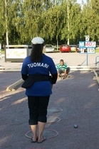 Mari valvoo ammunnan linjaa.